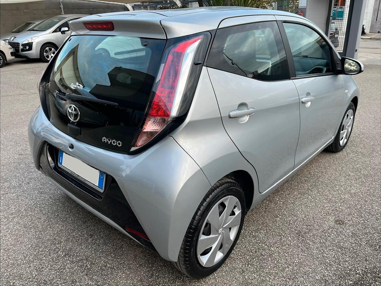 Toyota Aygo 5pt 1.0 Benz. 70cv x-pure CAMERA/TEL/CLIMA PERF.