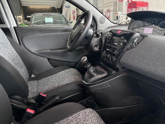 Lancia Ypsilon 1.0 FireFly 5 porte S&S Hybrid Ecochic Silver