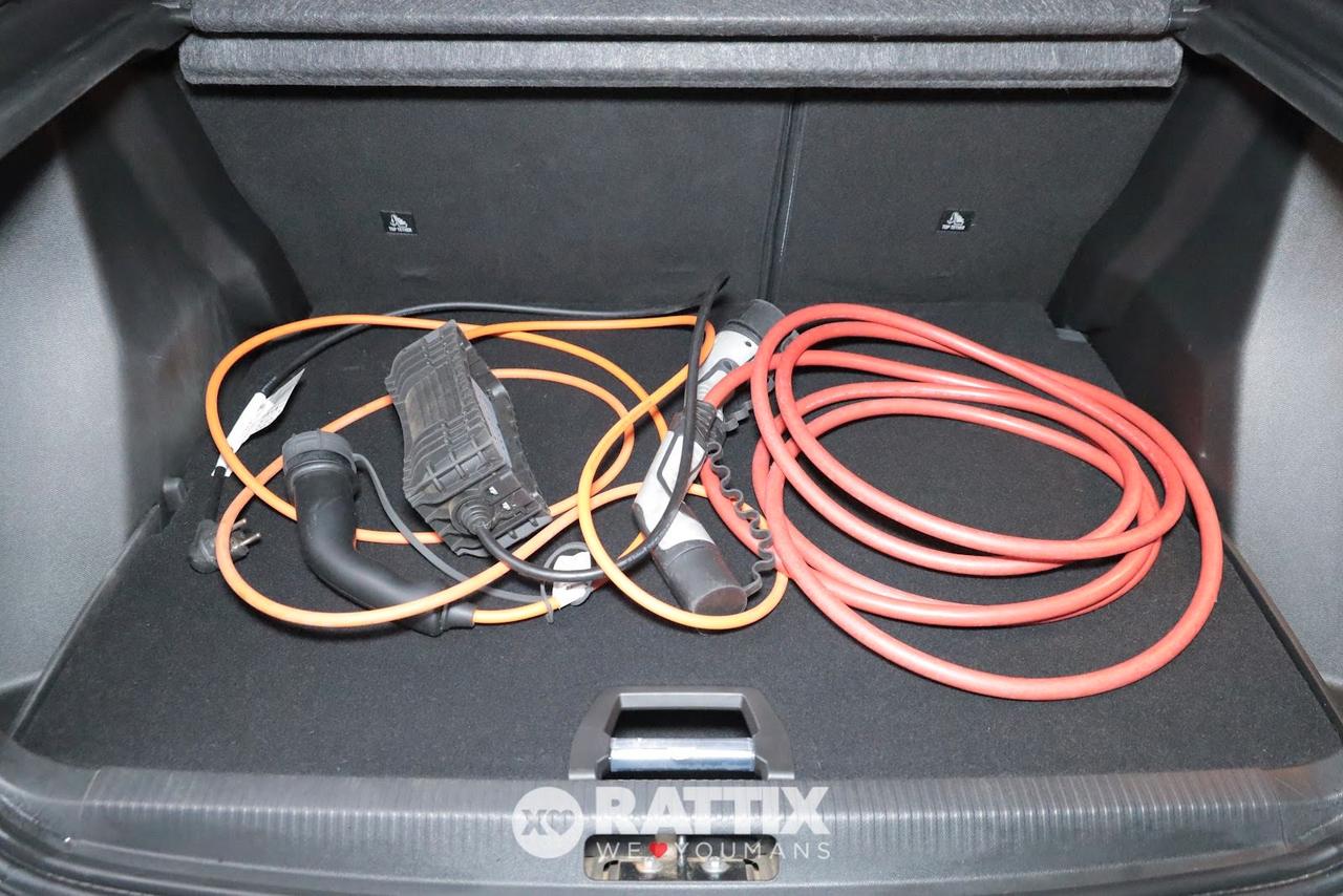 Peugeot e-2008 motore elettrico 100kW Allure