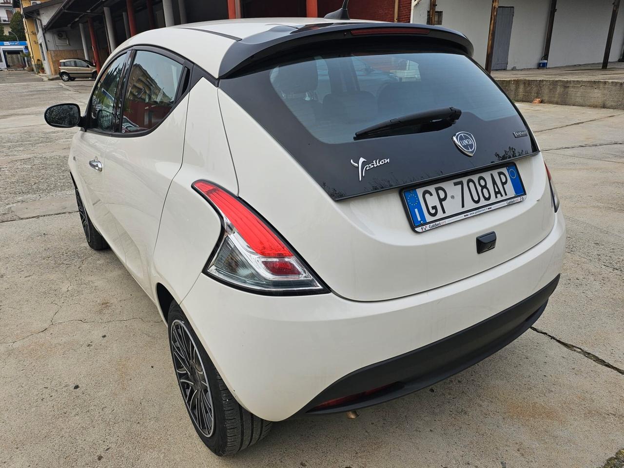 Lancia Ypsilon 1.0 FireFly 5 porte S&S Hybrid Silver