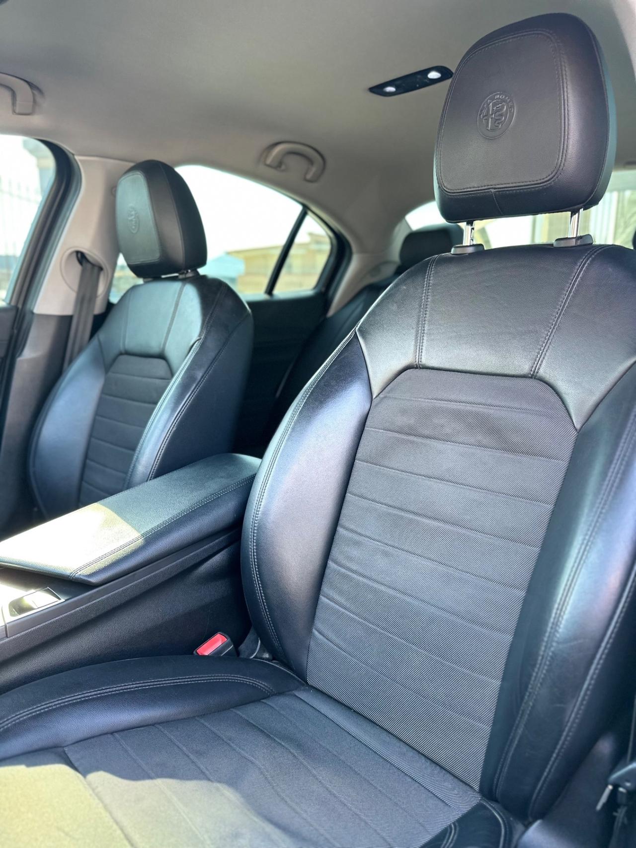 Alfa Romeo Giulia 2.2 Turbodiesel 210 CV AT8 AWD Q4 Veloce