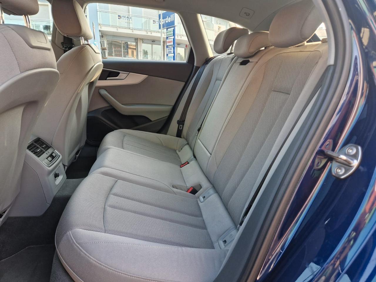 Audi A4 Avant 30 TDI S tronic S line edition
