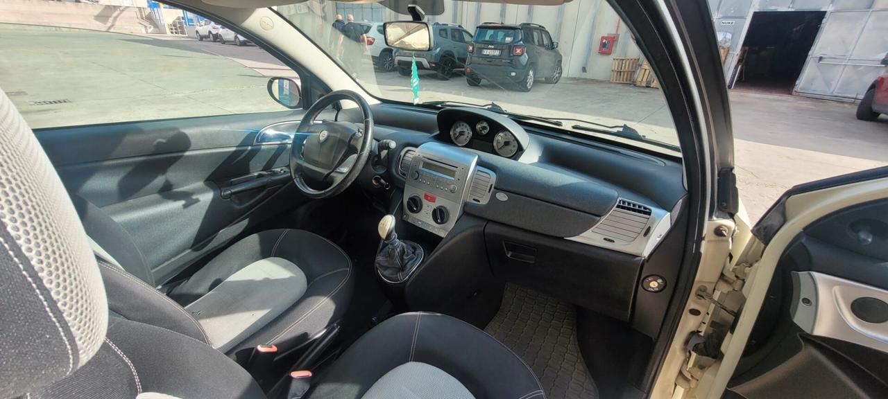 Lancia Ypsilon 1.2 Momo Design