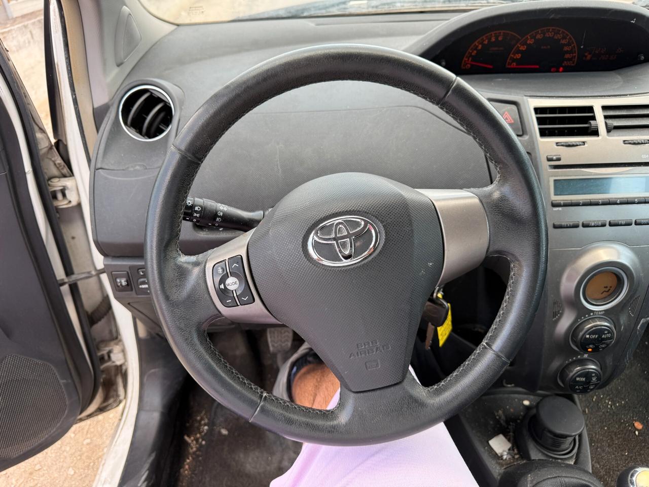 TOYOTA YARIS ANNO 2011 1.0 BENZINA *MARCIANTE