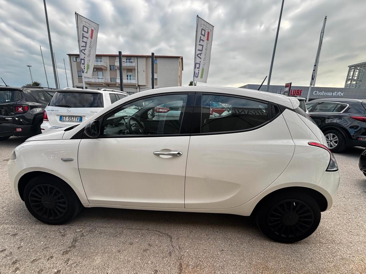 Lancia Ypsilon 1.0 FireFly 5 porte S&S Hybrid Ecochic Silver