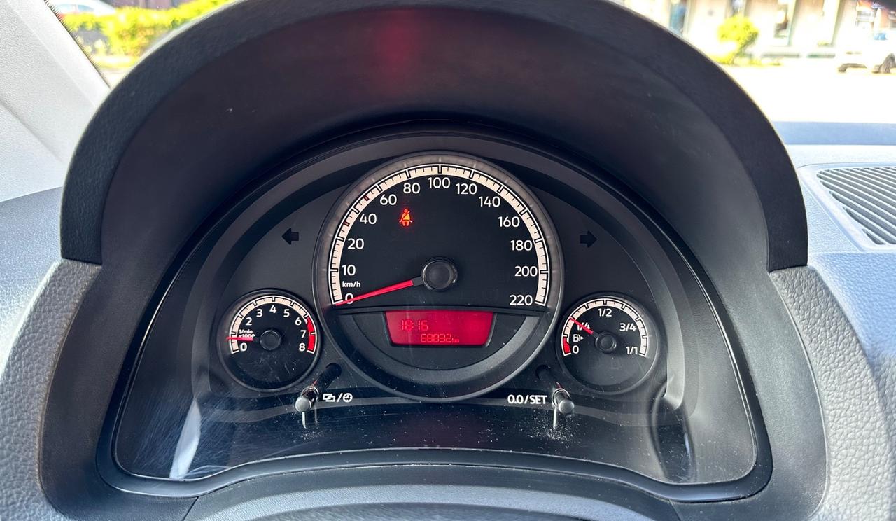 Volkswagen UP - 1.0Bz 60Cv - Neopatentati