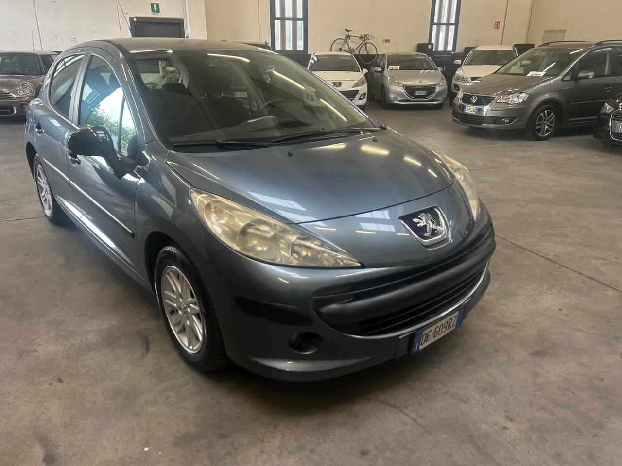 Peugeot 207 1.4 benzina 88cv 5 porte neopatentati