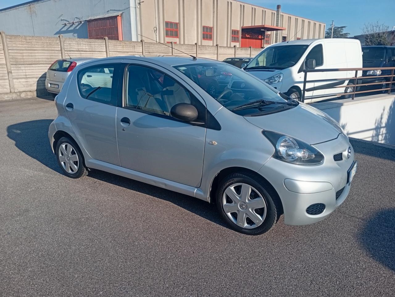 Toyota Aygo 1.0 12V VVT-i 5 porte Sol NEOPATENTATI OK