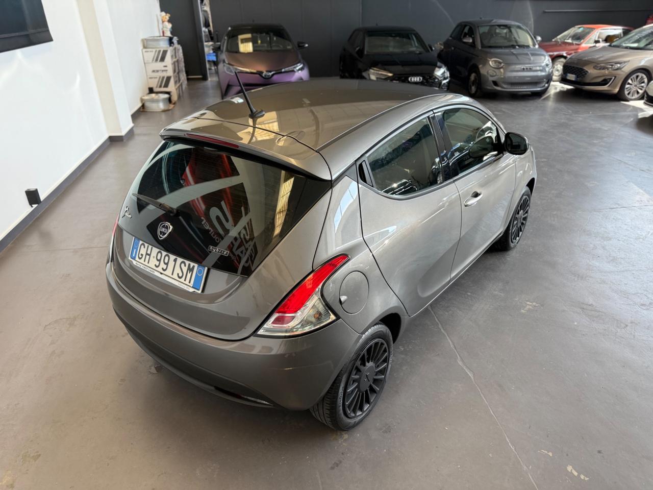 Lancia Ypsilon 1.0 FireFly 5 porte S&S Hybrid Ecochic Silver