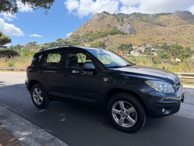 TOYOTA RAV 4 RAV4 2.2 D-4D Luxury CON GANCIO TRAINO