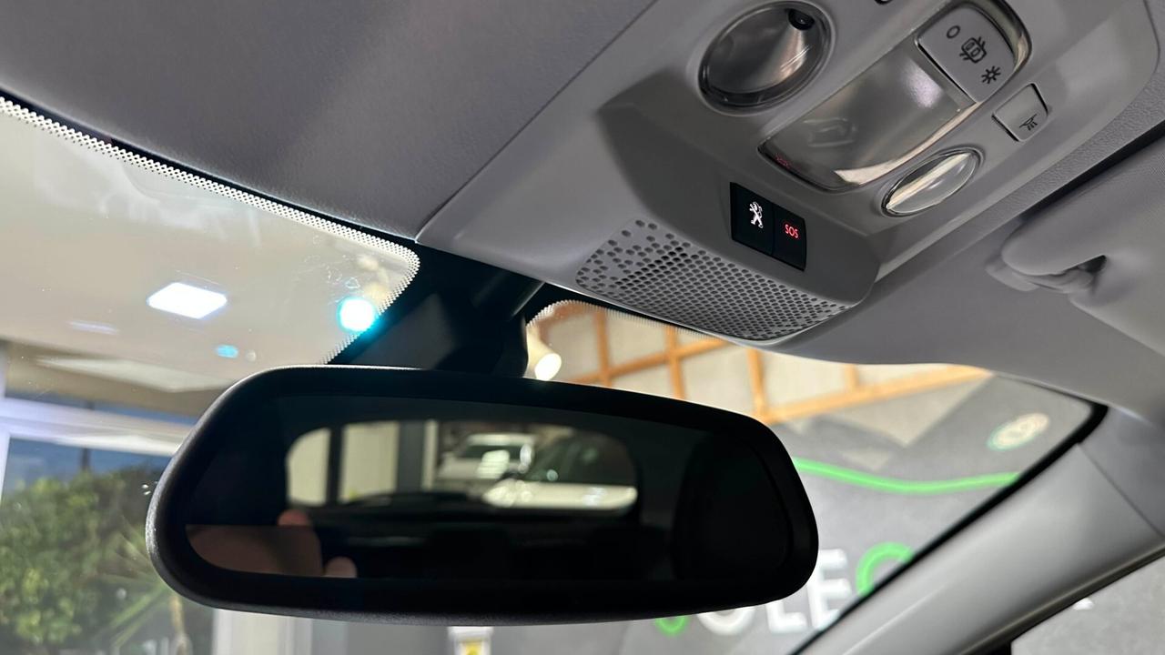 Peugeot 2008 BlueHDi 100 Allure Colore bianco perla