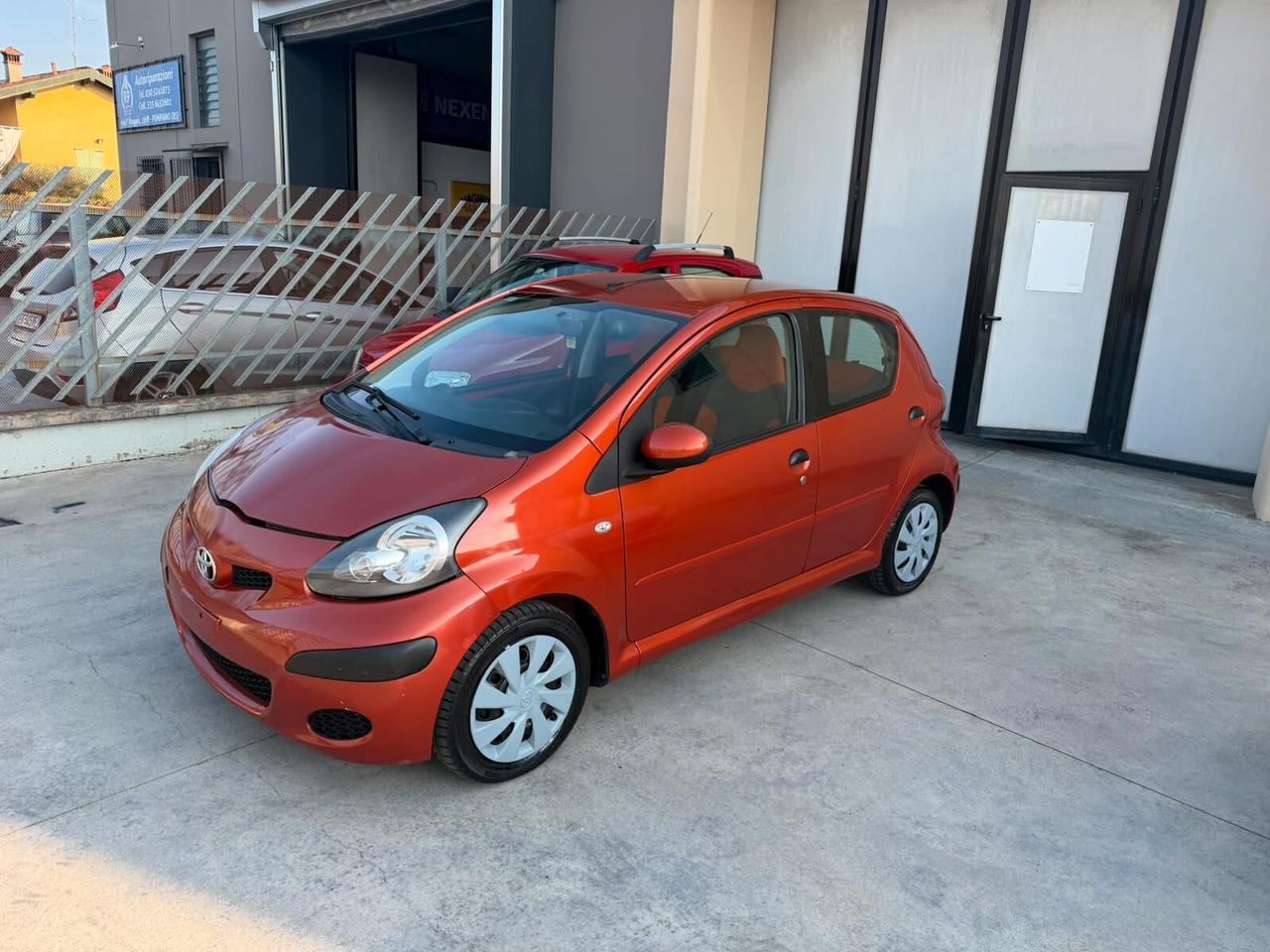 Toyota Aygo 1.0 12V VVT-i 5 porte Orange Connect MMT