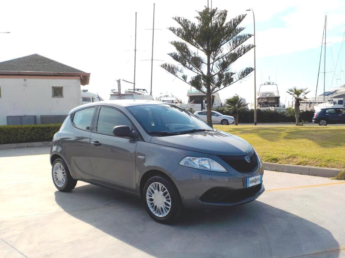 Lancia Ypsilon 1.0 FireFly 5 porte S&S Hybrid Ecochic Silver