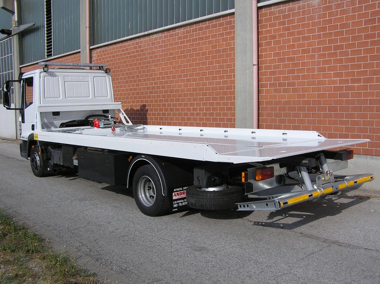 Carro attrezzi Eurocargo 120 con braccio gru centrale a scomparsa