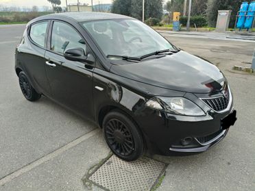 Lancia Ypsilon 1.0 FireFly 5 porte S&S Hybrid Silver