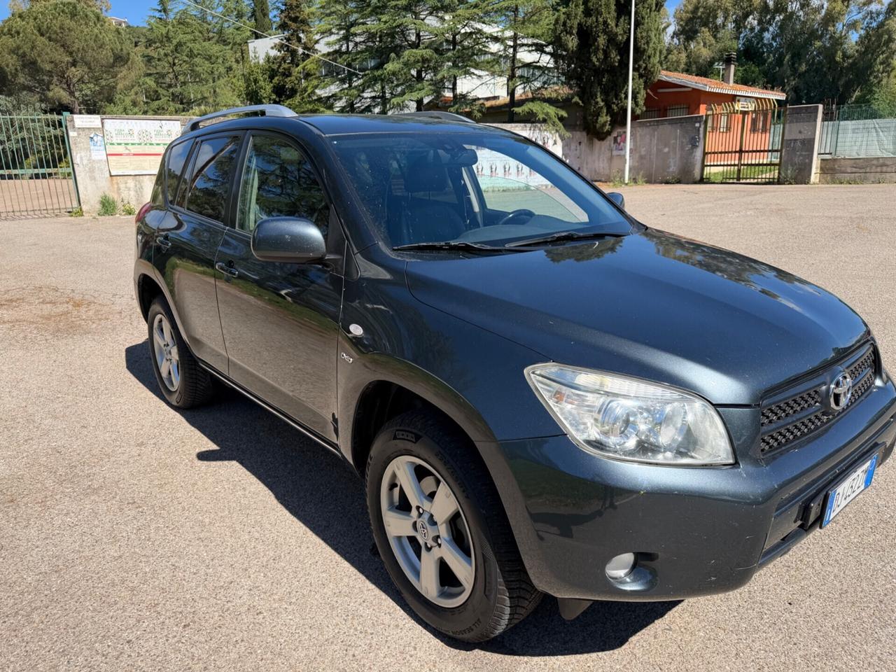 Toyota RAV 4 2.2 D-4D 136 CV tenuto maniacalmente