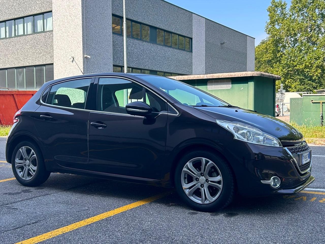 Peugeot 208 1.6 e-HDi 92 CV Allure 5p | Navi Retrocamera Clima Bi-Zona Cerchi 16”