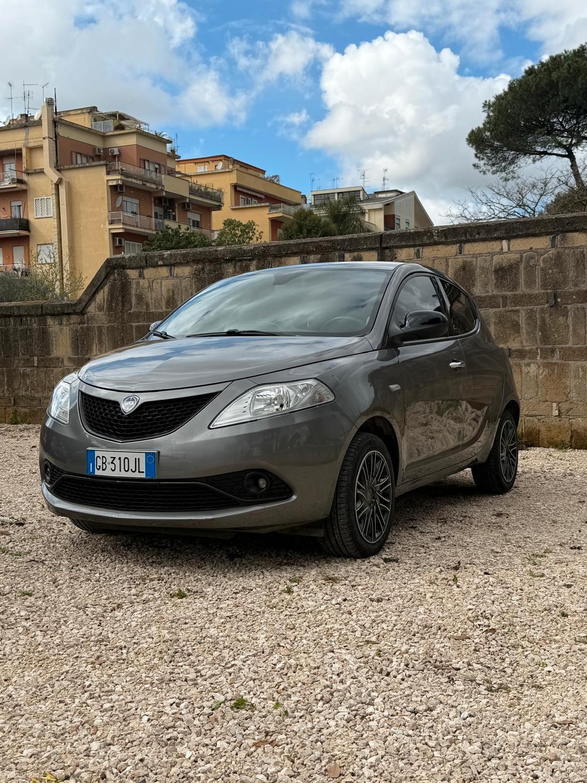 Lancia Ypsilon 1.0 FireFly 5 porte S&S Hybrid Ecochic Gold