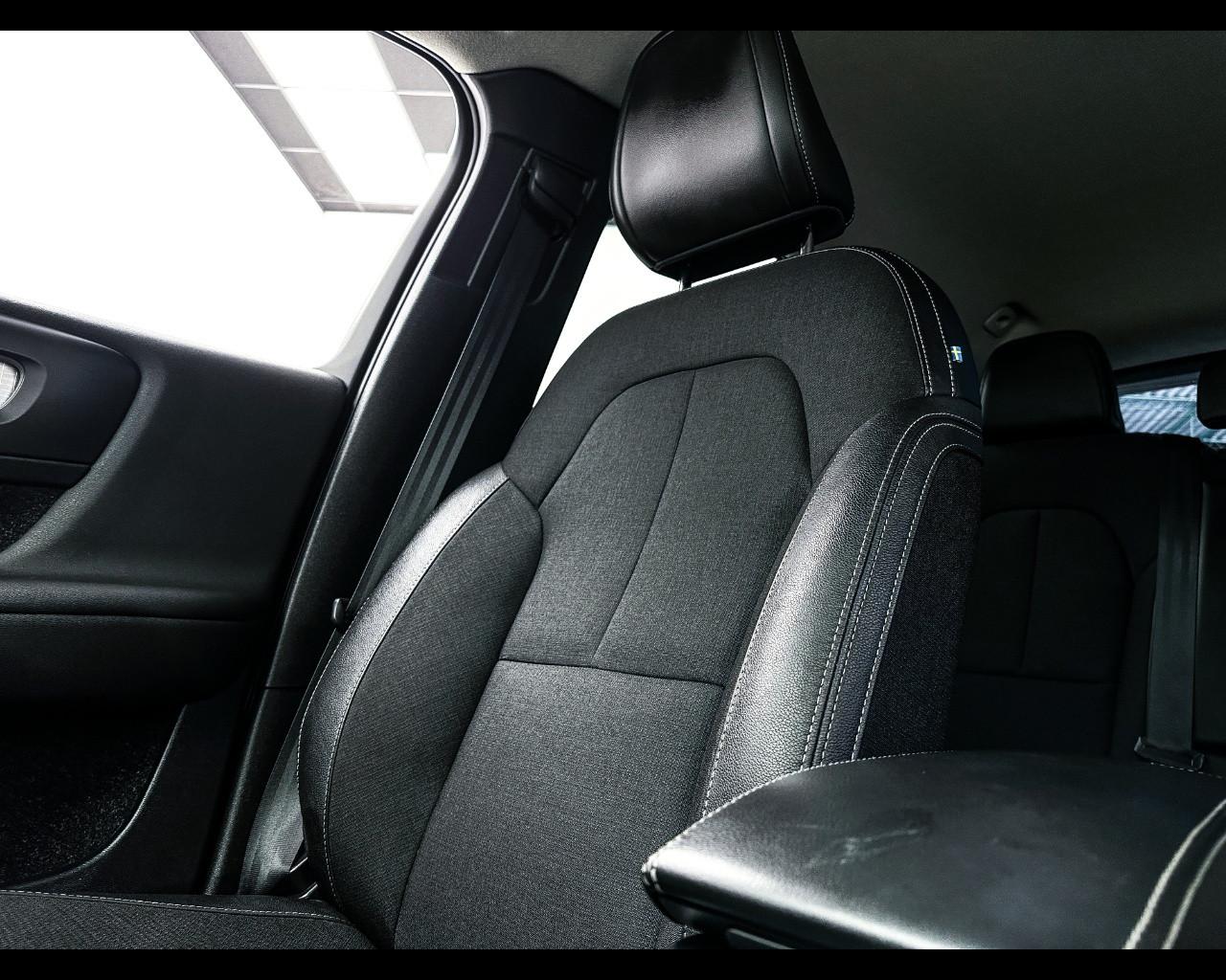 VOLVO XC40 (2017-->) - XC40 D3 AWD Geartronic Momentum