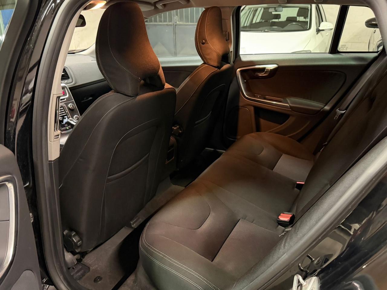 Volvo V60 D2 1.6 Powershift R-design Momentum