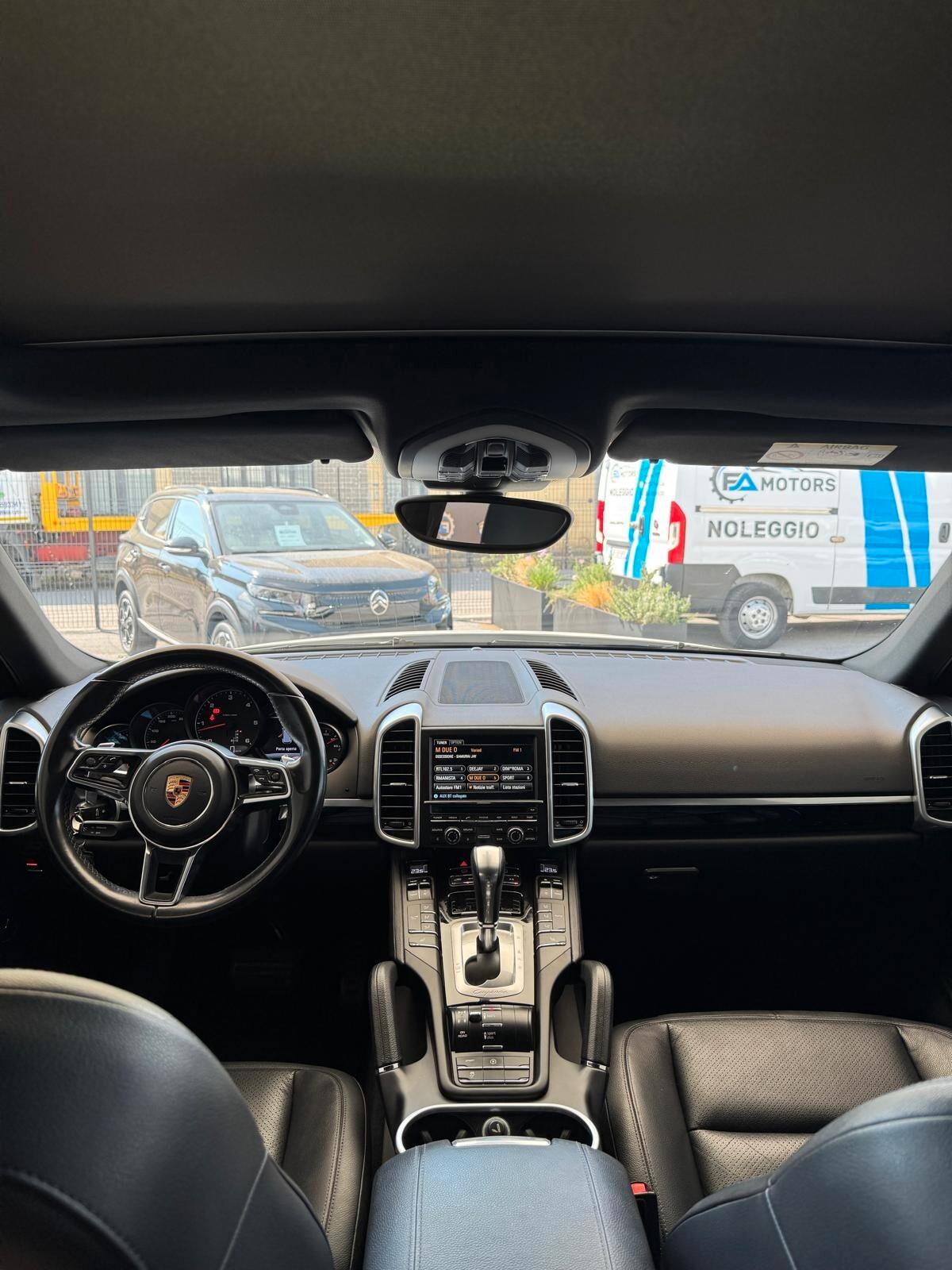 Porsche Cayenne 3.0 Diesel v6 - full optional!!!