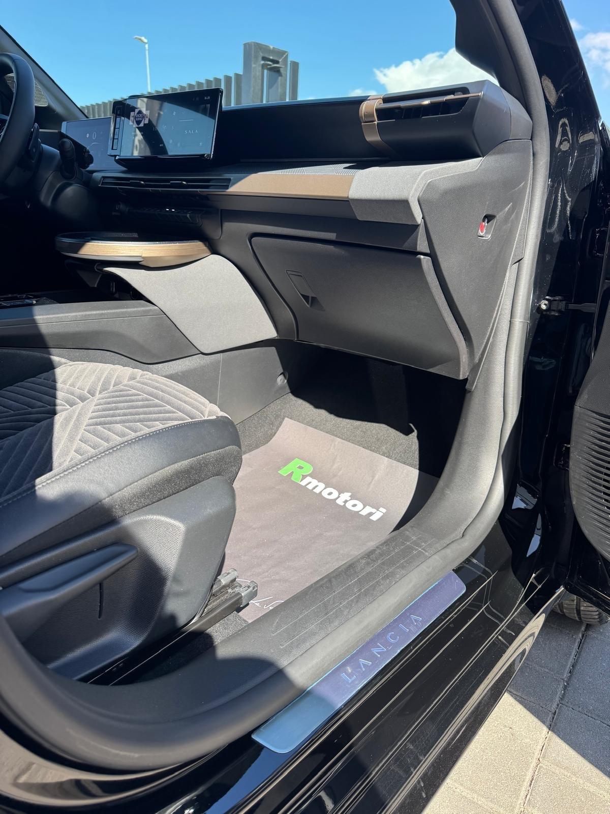 Lancia Ypsilon Hybrid e-DCT LX