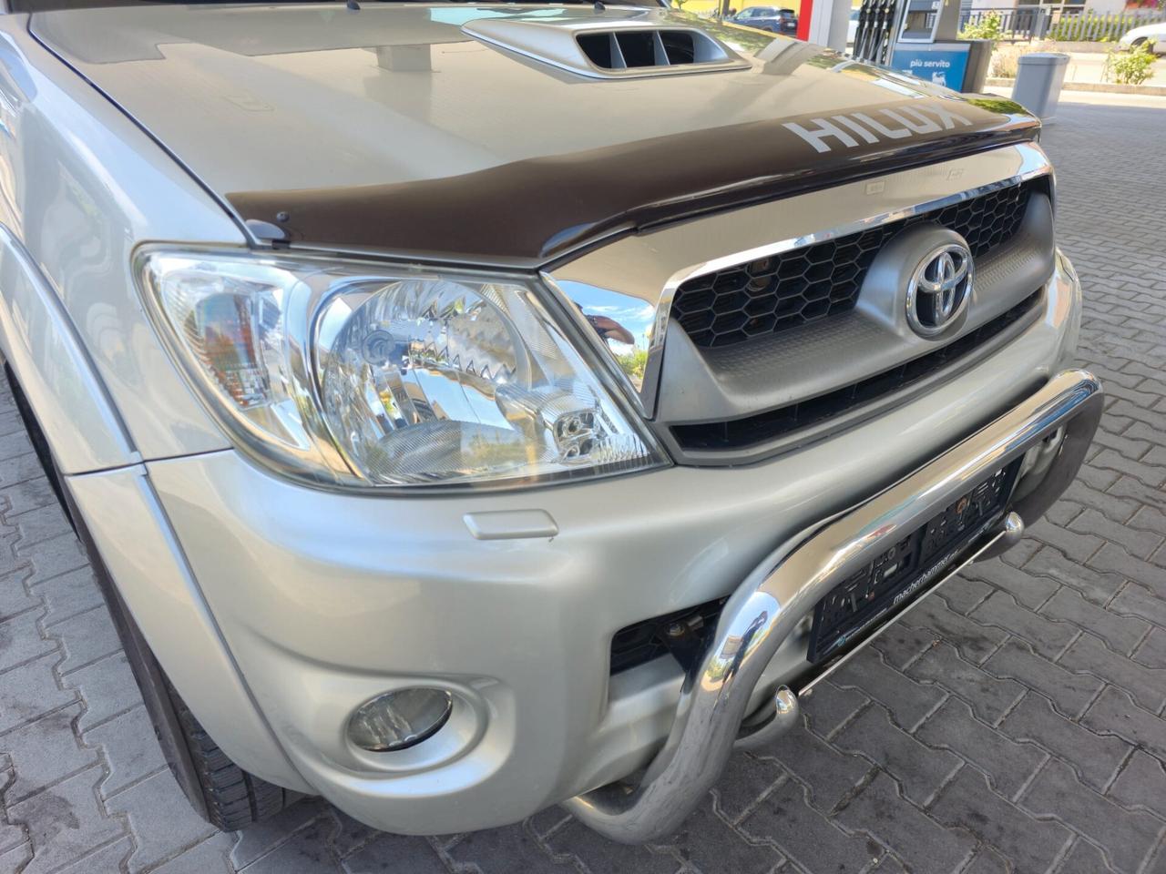 Toyota Hilux 3.0 D-4D 4WD 4p. Doub. Cab SR+