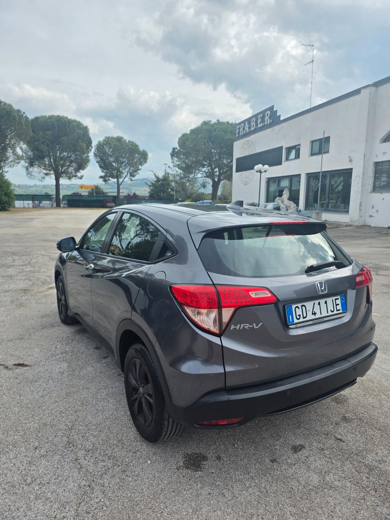 Honda HR-V Neo patentati 105000 kmHonda H-RV 1.6 disel 120 cavalli 88kw anno 2016 cambio manuale a 6 marce tagliando eseguito gomme al 85% interni perfetti esterni ottimi con un litro di gasolio si percore circa 20- 22 km lauto dispone di : Cerchi in lega