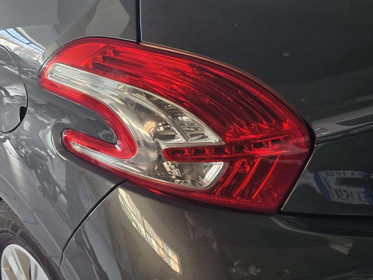 Peugeot 208 1.4 HDi 68 CV 5 porte Allure