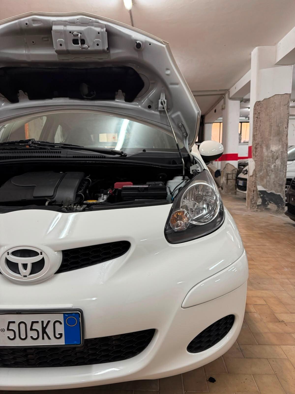 TOYOTA AYGO 1.0 CONNECT – SOLO 59.000 KM – GARANZIA – NEOPATENTATI OK”.