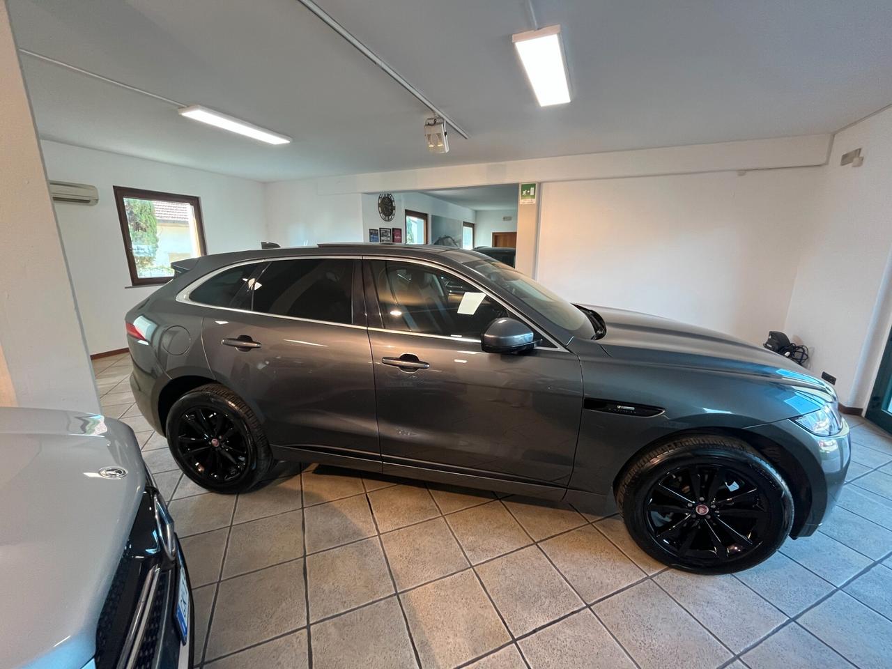Jaguar F-Pace 2.0 D 180 CV AWD R-Sport