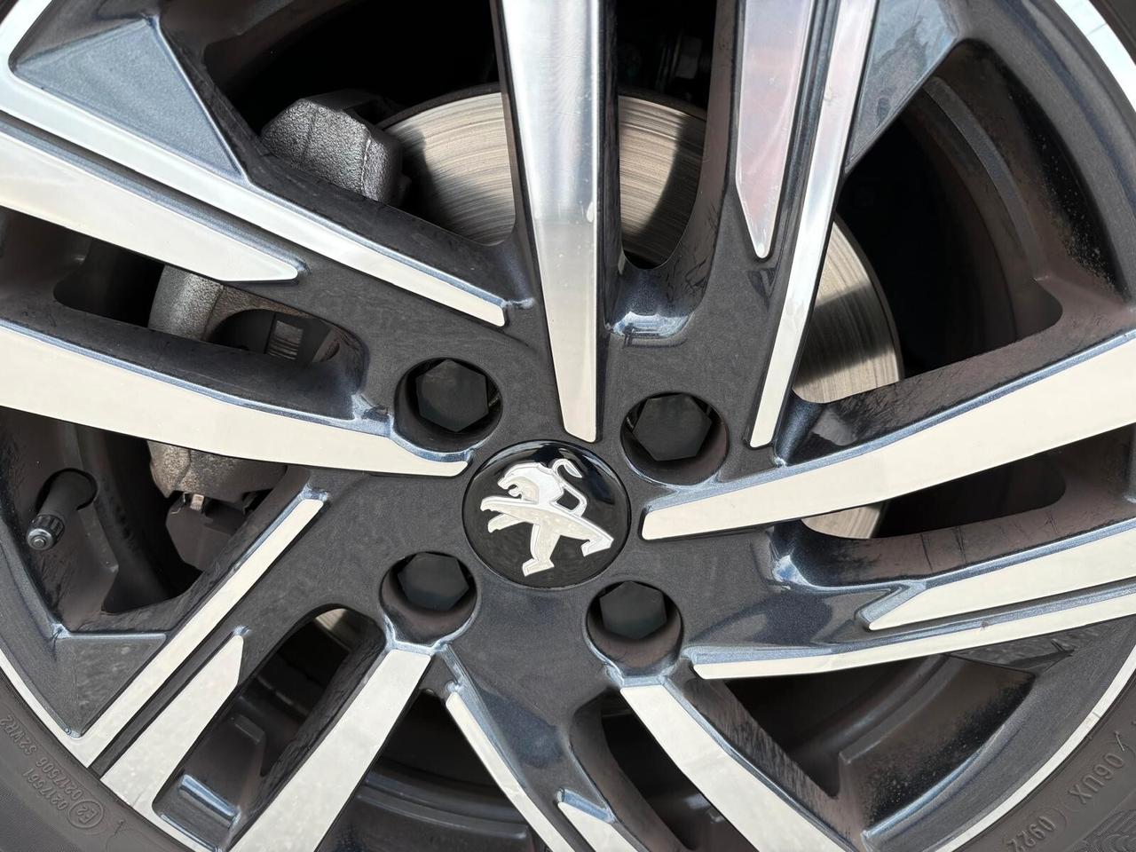 Peugeot 208 ALLURE PACK PureTech 100 5 p. SPOTICAR