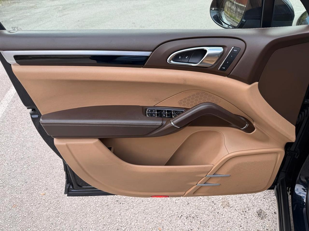 PORSCHE CAYENNE 3.0D/FARI XENO/CERCHI 21/PINZE GIALLE/VETRI PRIV TAG. CERT/PORT ELETTRICO/TELC.POST !!