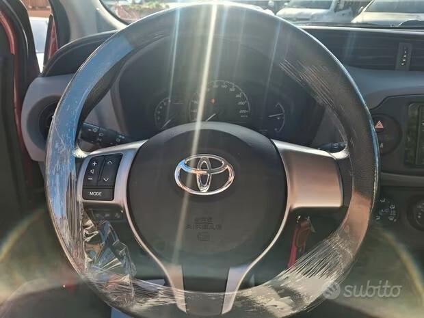 Toyota Yaris 1.0 72 CV 5 porte Cool CLIMA CERCHI APPLE CAR PLAY CRUISE BLUETOOTH ESENTE BOLLO NEO PATENTATI