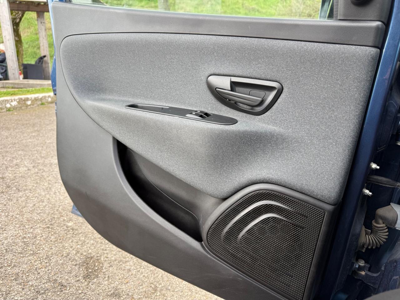 Lancia Ypsilon 1.0 FireFly 5 porte S&S Hybrid Ecochic Silver