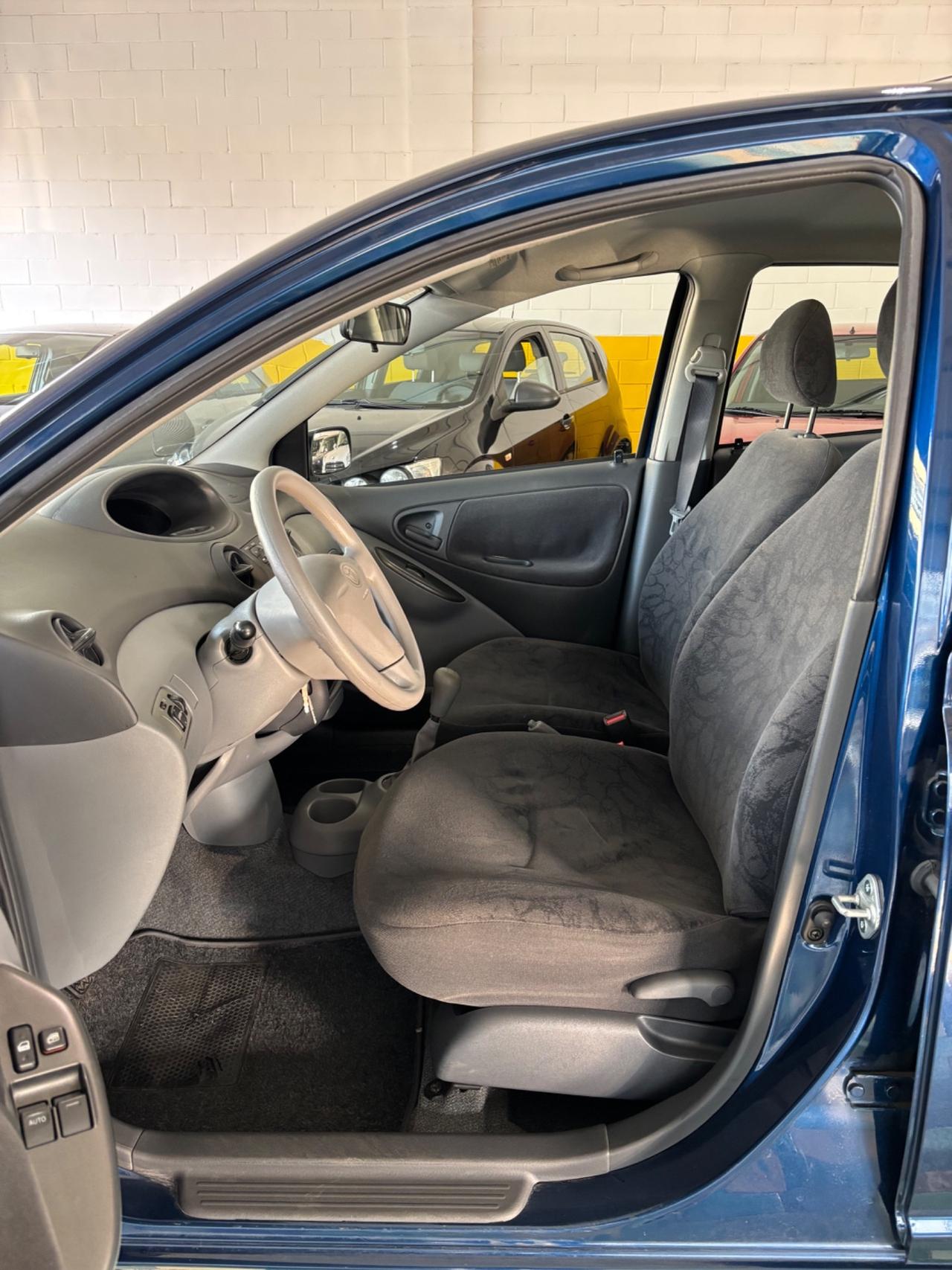 Toyota Yaris 1.0i 16V SOLO 9 MILA KM!!!