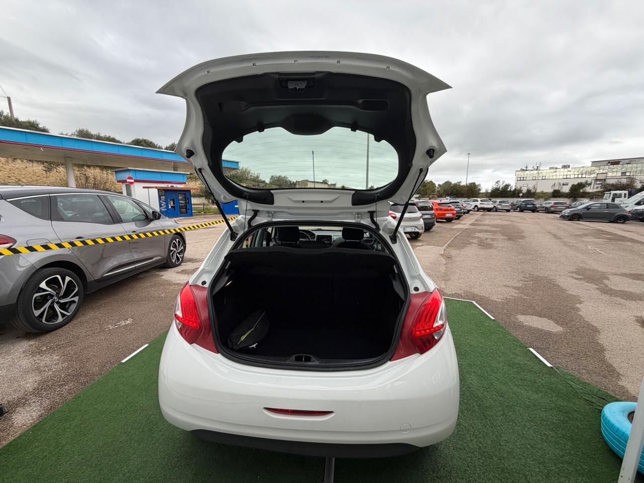 Peugeot 208 1.4 HDi 68 CV 5 porte Allure