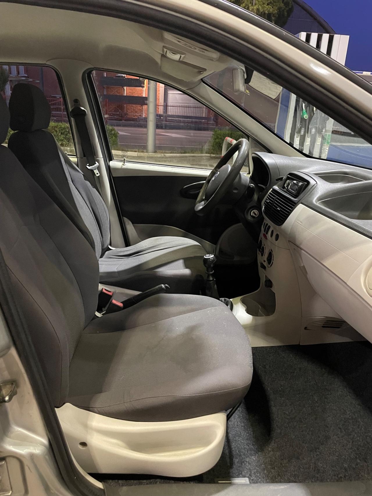 FIAT PUNTO 1.2 NATURAL POWER 5 PORTE 170.000 KM NEOPATENTATI 2005.