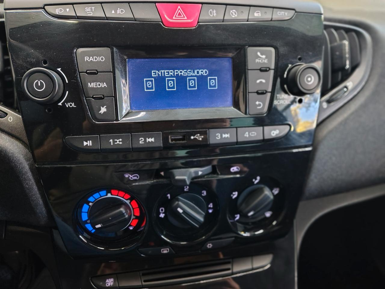 Lancia Ypsilon Hybrid AL PREZZO DEL BENZINA!!!