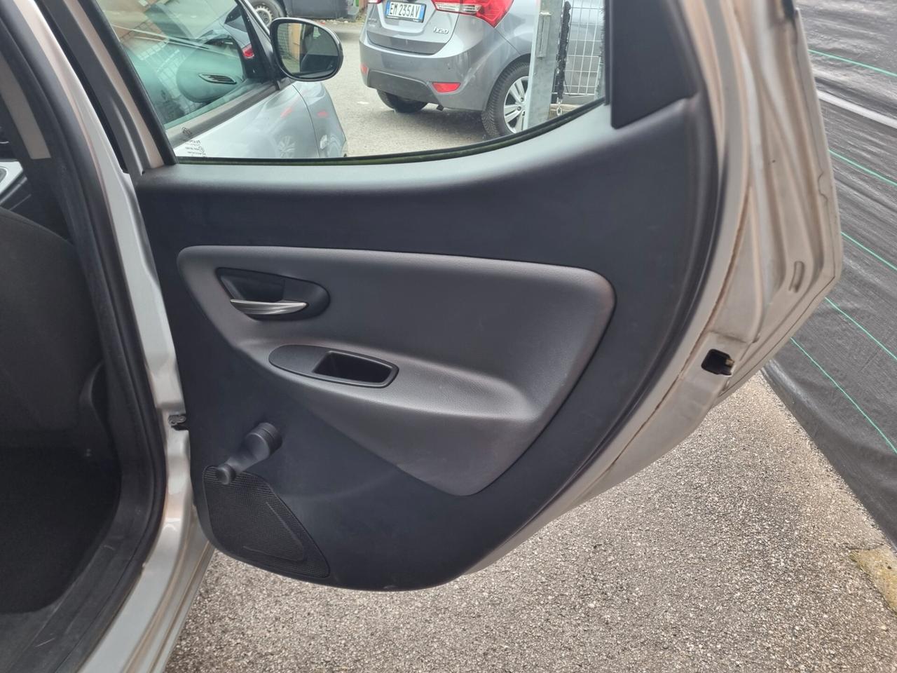Lancia Ypsilon 1.2 69 CV 5 porte S&S Platinum unica proprietaria