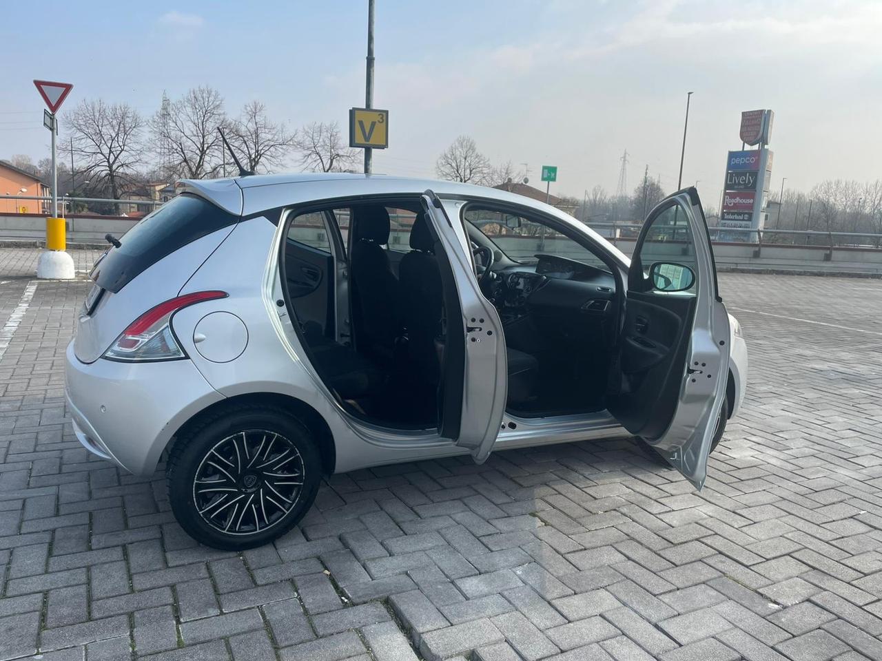 Lancia Ypsilon 1.2 69 CV UNI.PRO 12 MESI GARANZIA