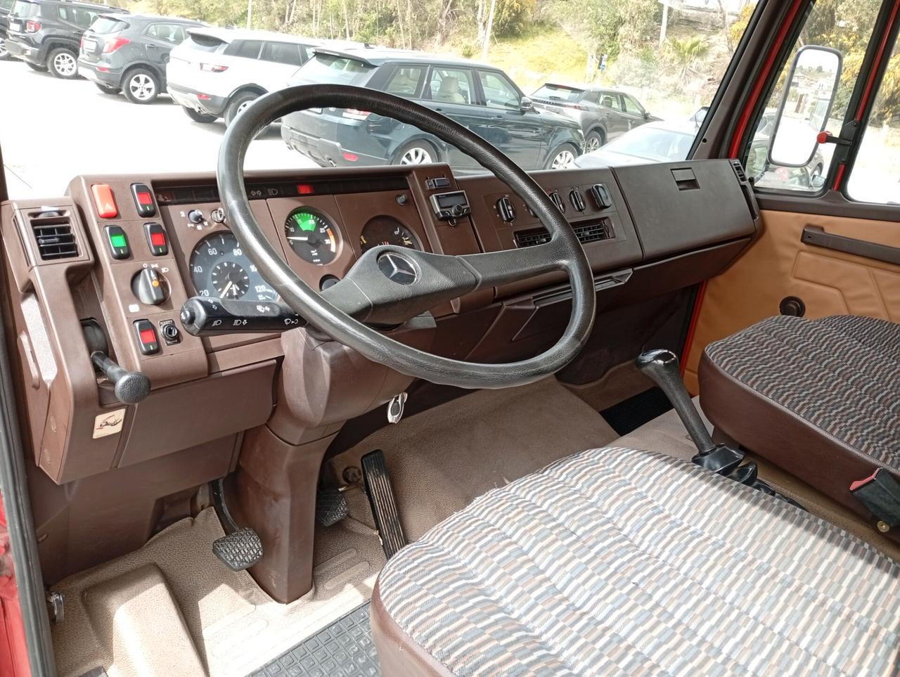 Mercedes Benz cassonato con Gru Effer