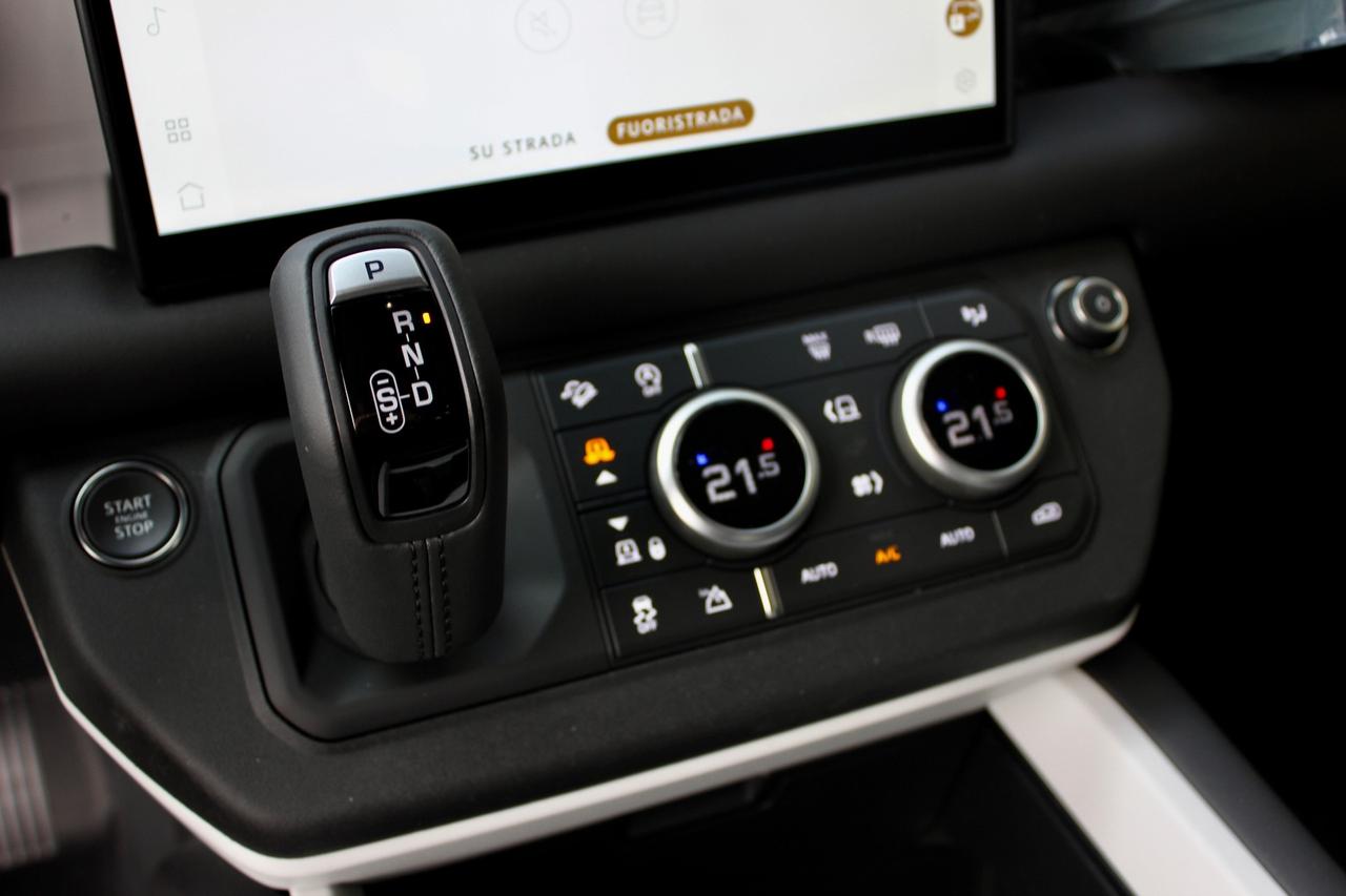 Land Rover Defender 3.0D 200 CV AWD Auto X-Dynamic SE