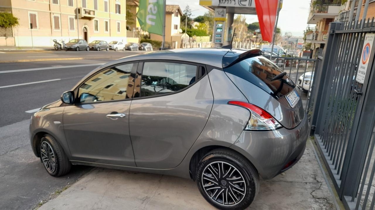 Lancia Ypsilon 1.0 FireFly 5 porte S&S Hybrid Silver