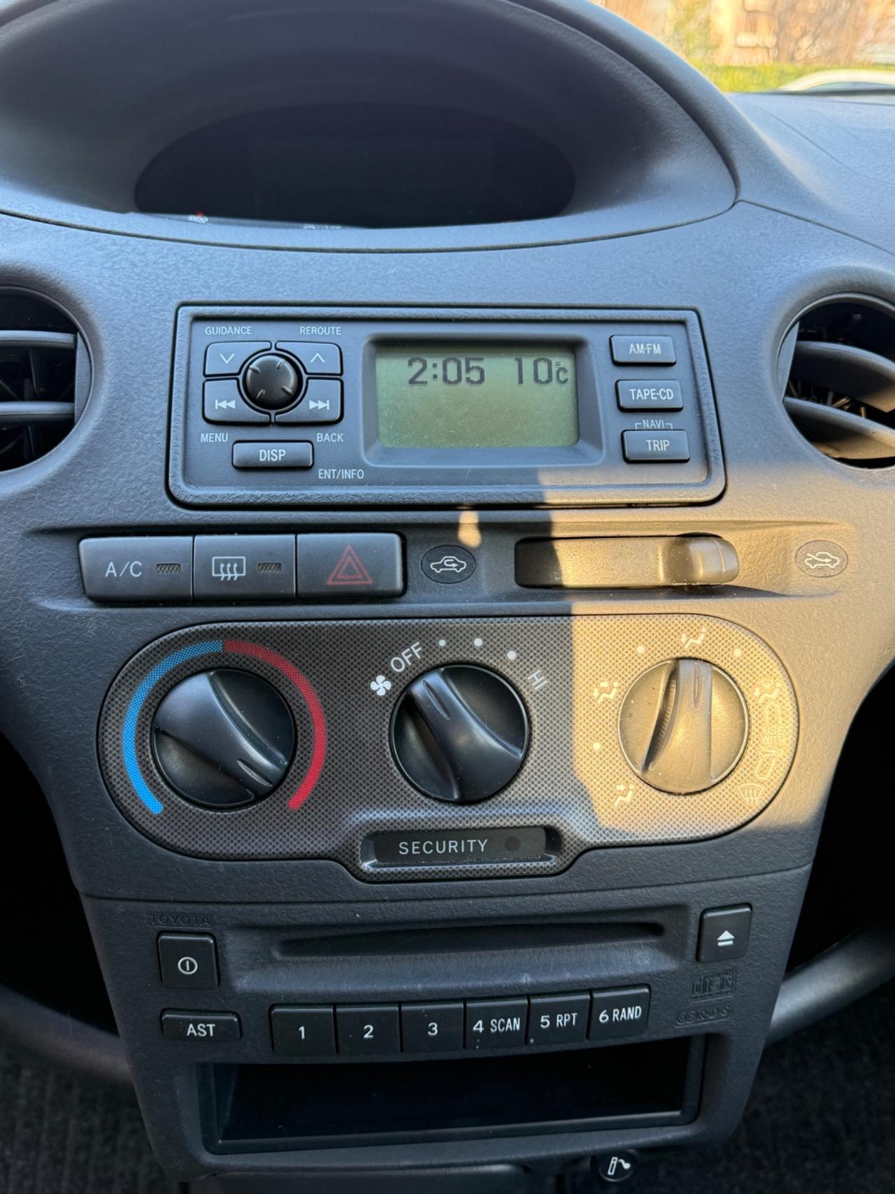 Toyota Yaris 1.0i 16V cat 5 porte Sol