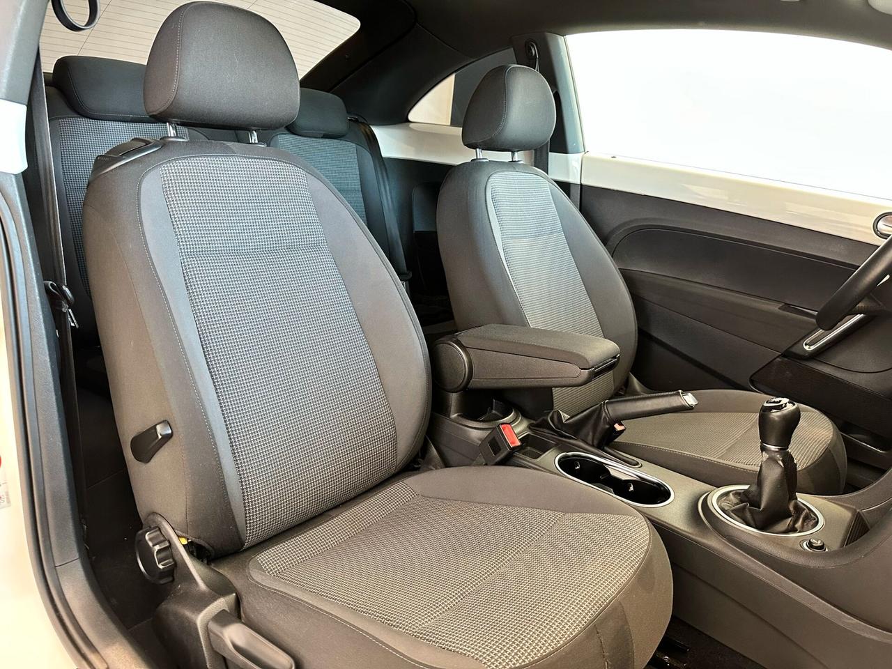 Volkswagen Maggiolino 1.6 TDI 105 CV Design 2012
