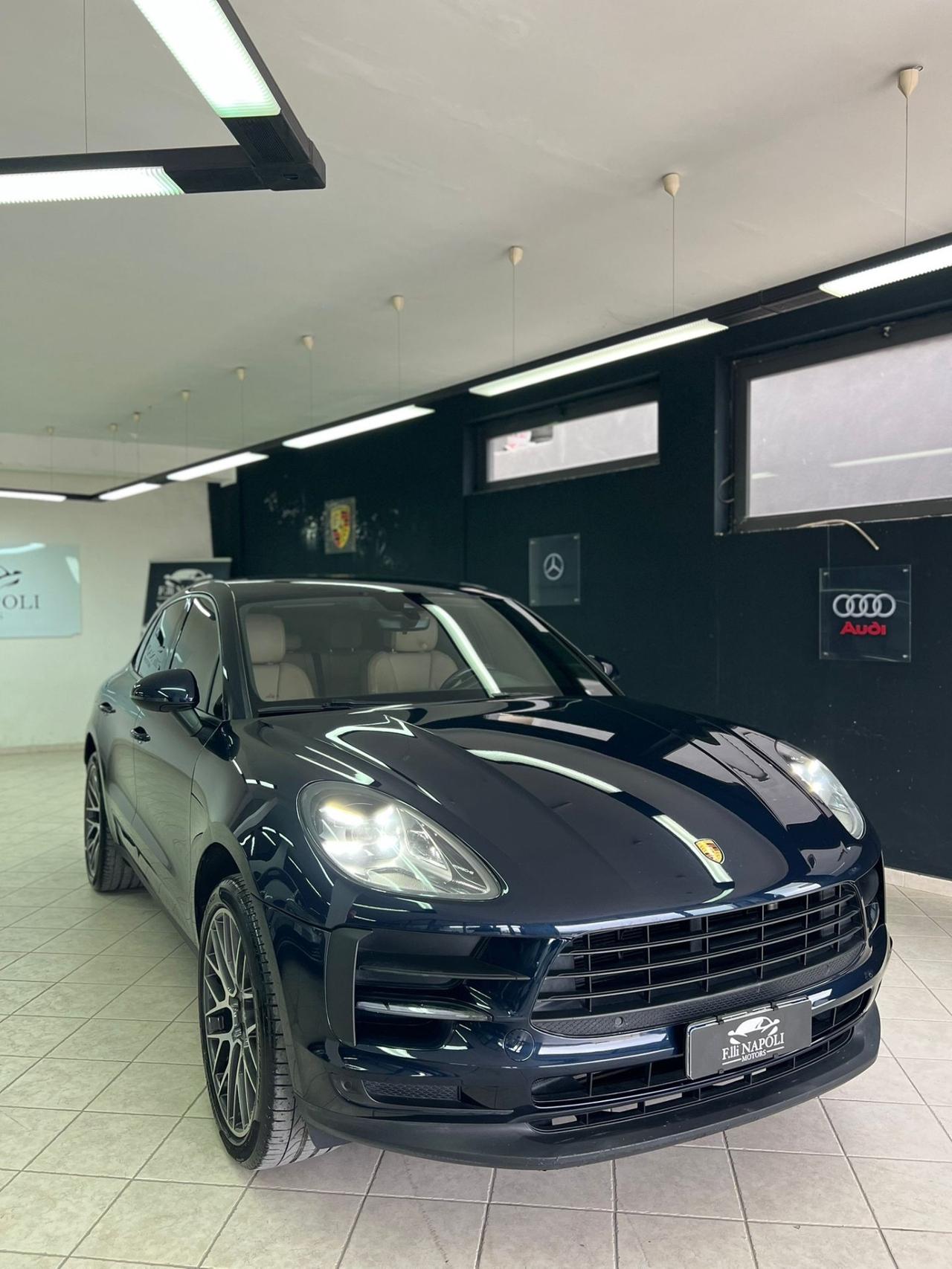 Porsche Macan 2.0 Iva esposta