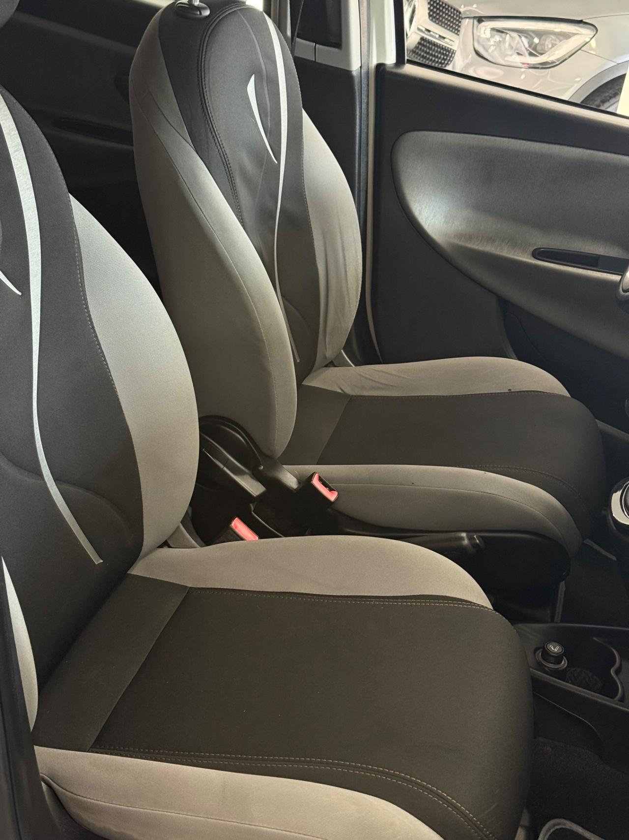 Lancia Ypsilon 0.9 TwinAir 85 CV 5 porte Metano Ecochic Silver
