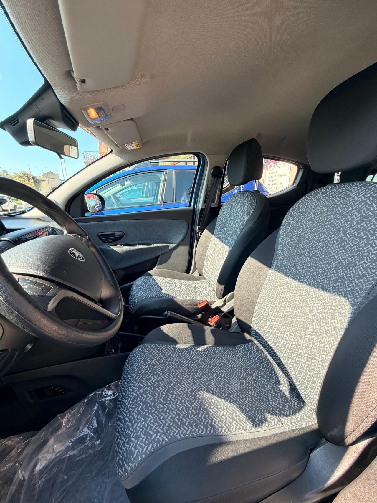 Lancia Ypsilon 1.0 FireFly 5 porte S&S Hybrid Silver