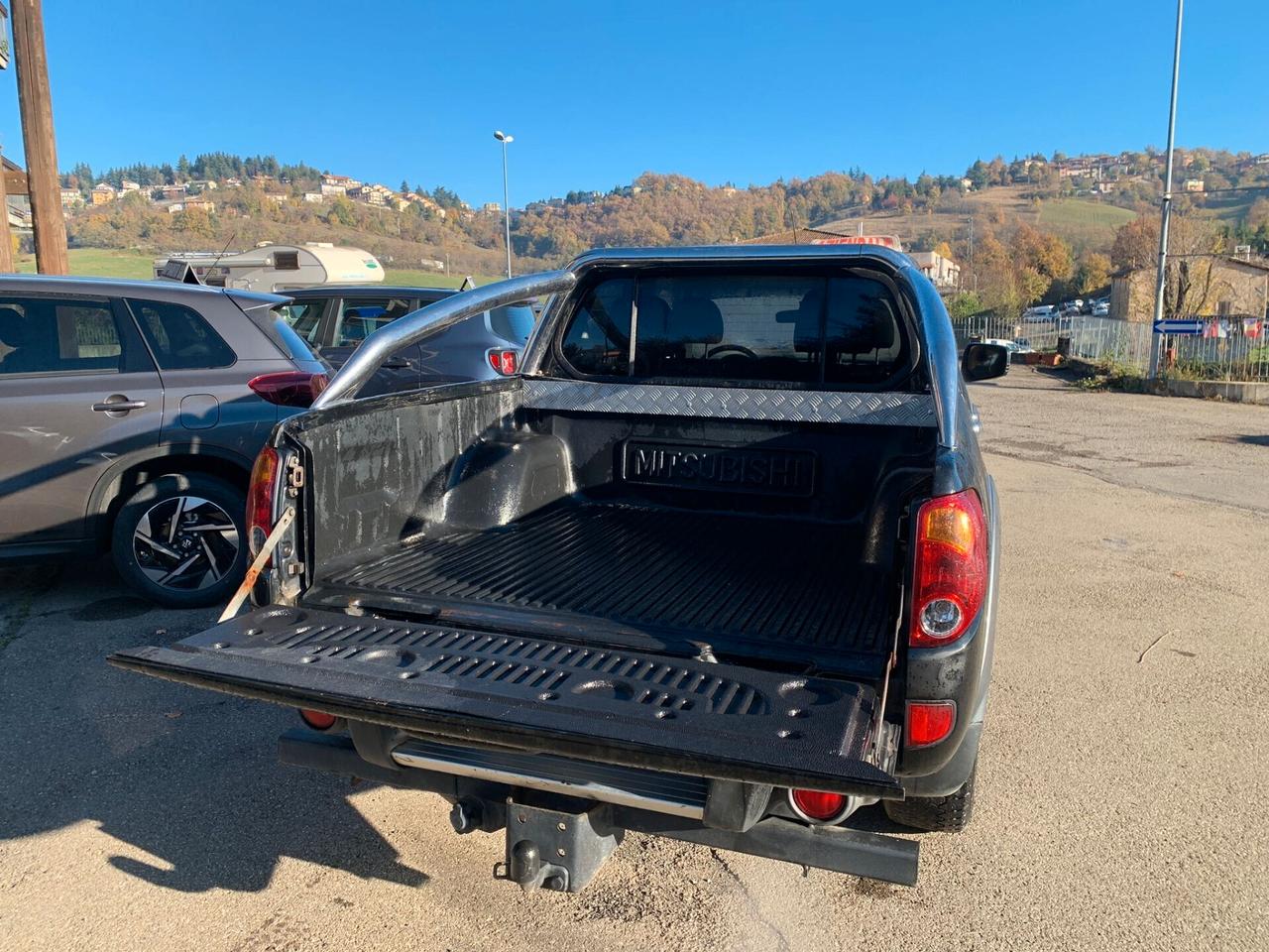 Mitsubishi L200 doppia cabina-5 posti-130000 km-gancio traino- full gls targhet-copricassone